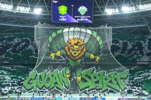 震撼！工体打出悬挂式Tifo，国安精神！
